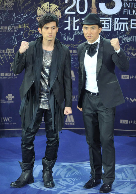 稳居榜首成 稳居榜首成